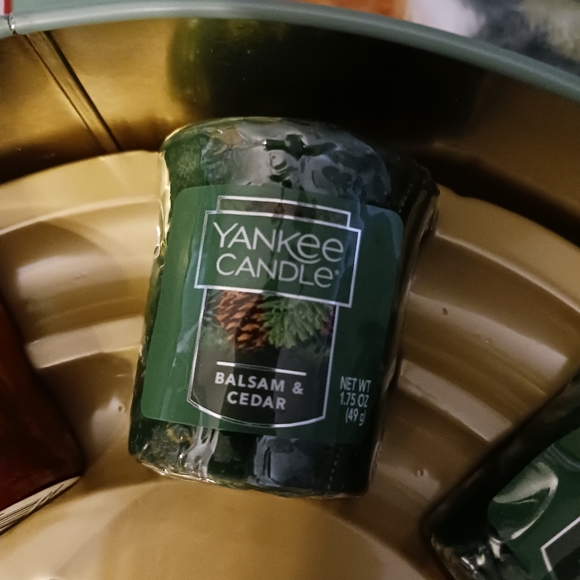 NEW! YANKEE CANDLE CHRISTMAS VOTIVE SAMPLER TIN - Picture 3 of 9